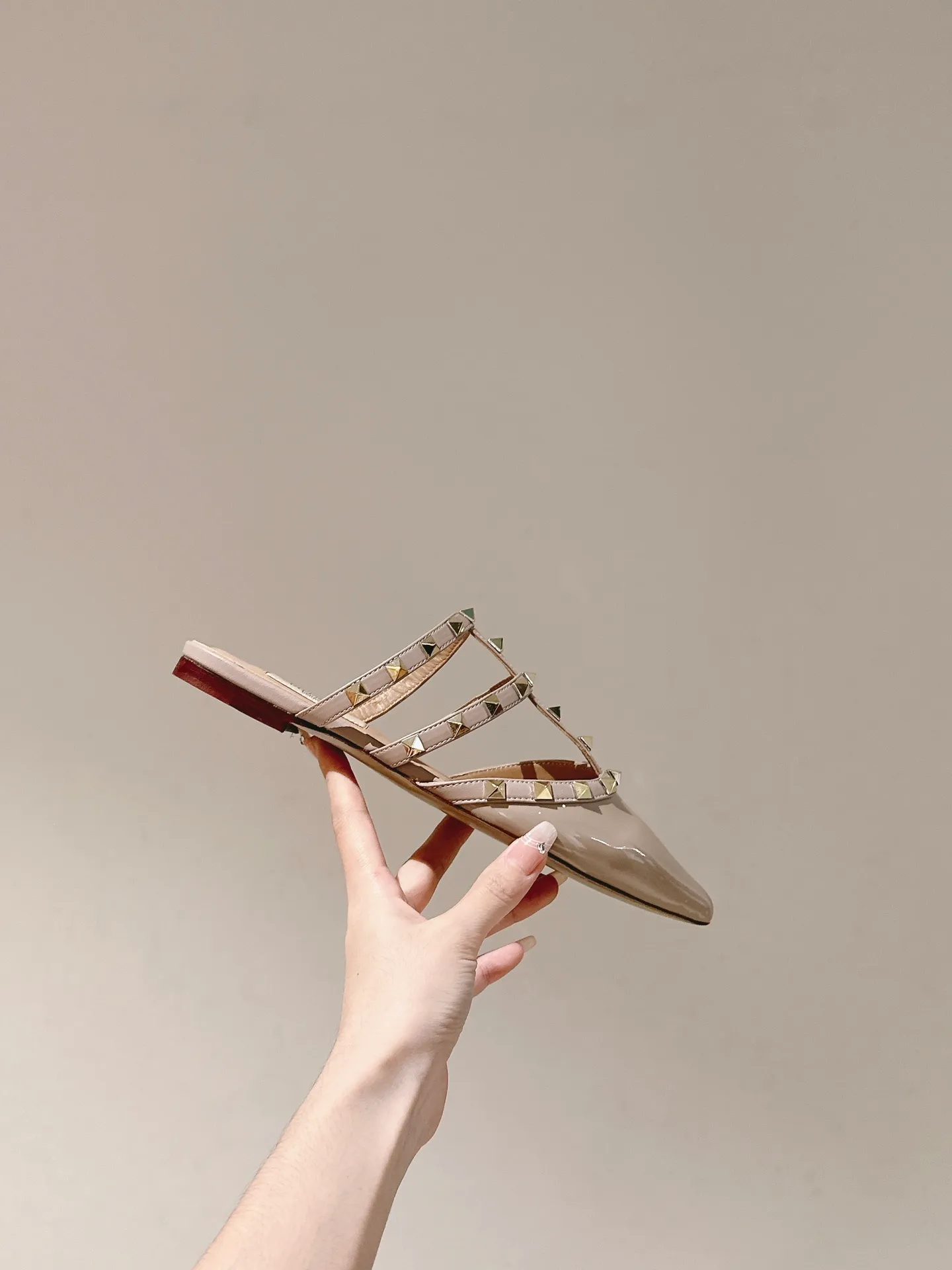 👟👟Ex-factory price 520👟👟 Women's Shoes Women's Clothing | ²⁰²4 𝐬𝐬 🤍🤎 Versatile series for all seasons! Is your shoe cabinet missing a pair? [Proud] Purchasing agent level! 🔥 The entire VALENTINO series is produced by Taiwan-funded factories! Getting in and out of the counter is stress-free! ROCKSTUD Valentino studded patent leather ballet flats ONE STUD retro craft pyramid large rivet buckle flats/high heels Smooth shoe lines and awesome version Comfortable upper foot. Increases height. Looks slimmer. Elongates leg lines. Imported mirrored calfskin/cow patent leather/high-density silk material Lambskin lining Italian high-density leather outsole Size35-39 (40/41/42 can be customized) Heel height: flat/4.5cm/ Counter synchronized gift box 💝 packaging!